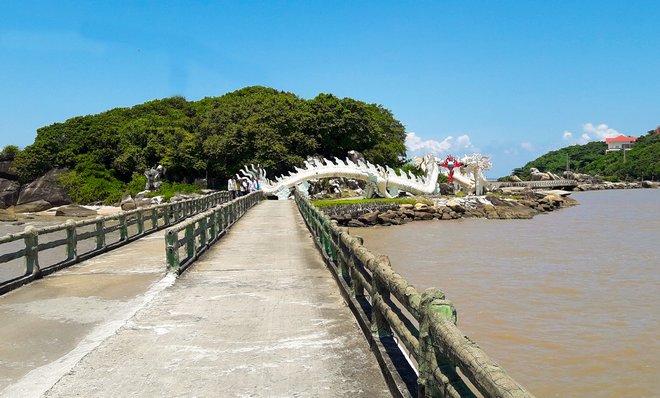 Hòn Đá Bạc trở thành một điểm đến hấp dẫn, không thể bỏ qua khi đến với vùng đất nơi cực Nam của Tổ quốc.