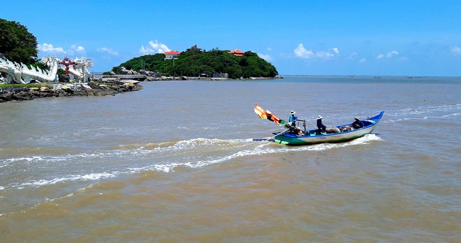 Du khách hãy một lần đến hòn Đá Bạc, nghe sóng biển rì rào kể chuyện để thêm yêu vùng đất Cà Mau nơi cuối trời Tổ quốc. 