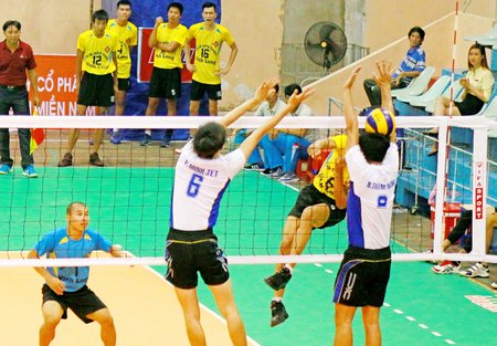 Pha tấn công của Văn Mạnh (6- XSKT Vĩnh Long) trước đội Long An.