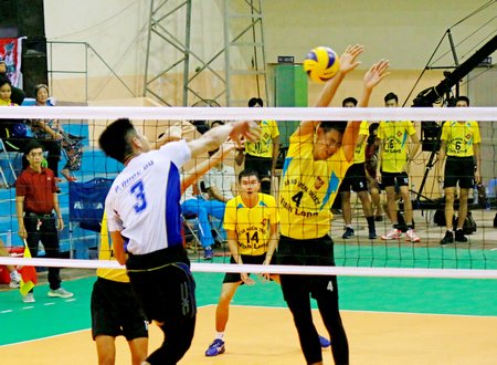 Pha tấn công của Quốc Dư (3- Long An) trước đội XSKT Vĩnh Long.