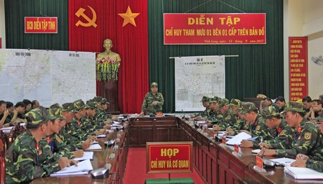 Họp chỉ huy và cơ quan.