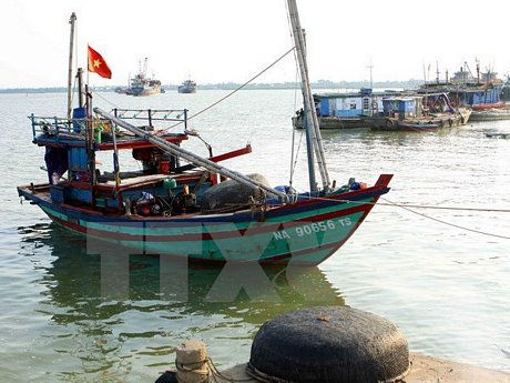 Nhiều tàu thuyền đã được kêu gọi vào bờ và neo đậu an toàn tại khu vực bờ biển Cửa Hội, thị xã Cửa Lò (Nghệ An) vào chiều 13/9. (Ảnh: Thanh Tùng/TTXVN)