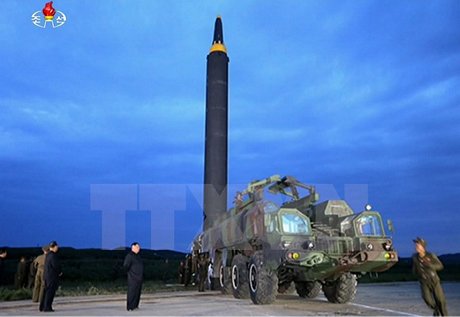 Nhà lãnh đạo Triều Tiên Kim Jong-un (giữa) thị sát công tác chuẩn bị cho việc phóng thử tên lửa tầm trung Hwasong-12 ở sân bay Sunan ở Bình Nhưỡng ngày 29/8. (Nguồn: YONHAP/TTXVN)