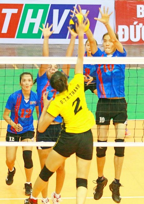  Bích Tuyền (10- THVL, áo xanh) trong pha chắn bóng, trong trận thắng đội VTV Bình Điền Long An 3-0.