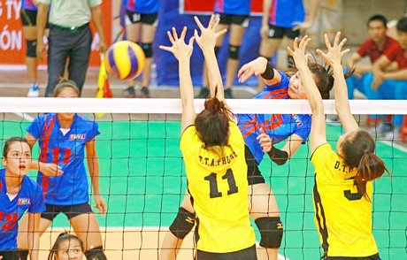 Pha tấn công của Hà Ngọc Diễm (9- THVL, áo xanh) trong trận thắng đội VTV Bình Điền Long An 3-0.