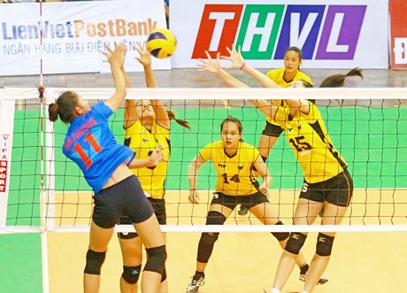  Pha tấn công của Nhã Phương (11- THVL, áo xanh) trong trận thắng đội VTV Bình Điền Long An 3-0.