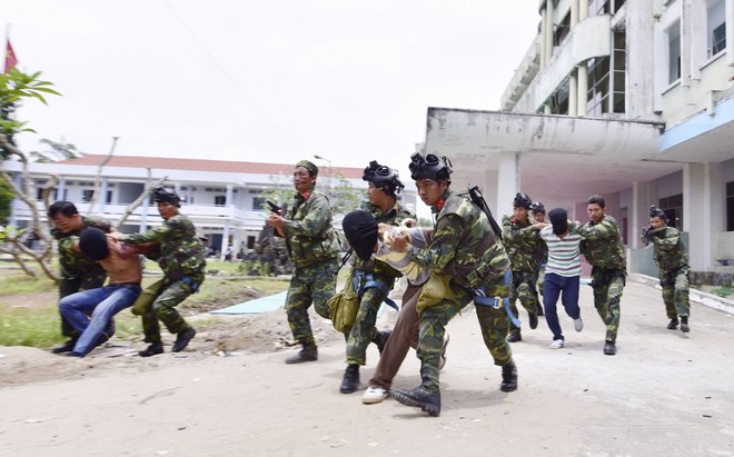 Bộ đội trinh sát khống chế bọn khủng bố. Đây là tình huống thực binh đánh chiếm lại mục tiêu.