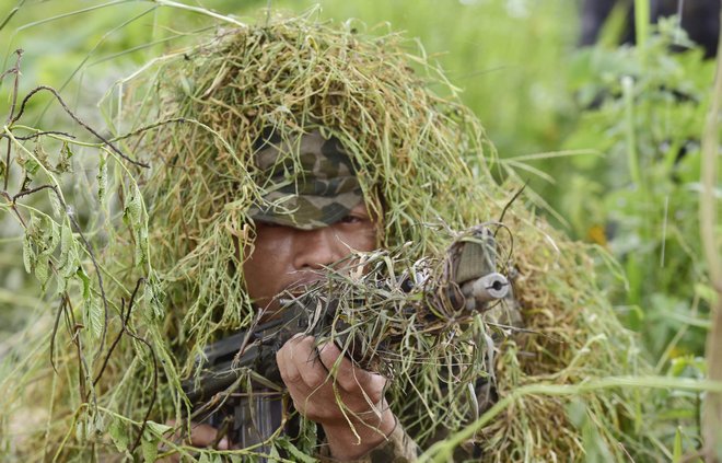 Diễn tập đánh địch vu hồi đường sông, có sự tham gia của lực lượng bộ đội đặc công tinh nhuệ.