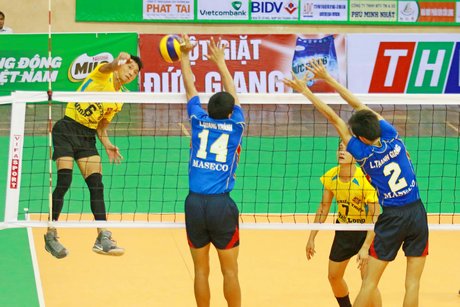 Pha tấn công của Văn Mạnh (6- XSKT Vĩnh Long, áo vàng) trong trận thất bại 2-3 trước TP Hồ Chí Minh.