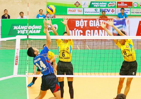 Pha tấn công của Quang Khánh (14- TP Hồ Chí Minh) trong trận thắng XSKT Vĩnh Long 3-2.