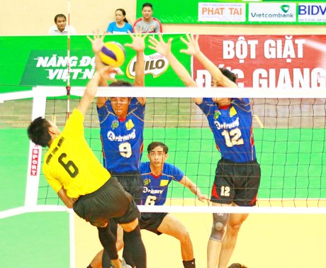 Pha tấn công của Văn Mạnh (6- XSKT Vĩnh Long, áo vàng) trong trận thất bại 2-3 trước TP Hồ Chí Minh.