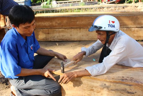 Theo anh Dũng (trái), muốn khơi sức trẻ tham gia hoạt động địa phương thì thủ lĩnh thanh niên phải “nói đi đôi với làm”.