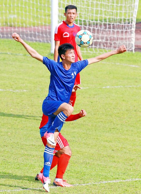 Thanh Dương (áo xanh) cùng Thành Khang hiện là cặp tiền đạo tốt nhất hiện nay của đội Vĩnh Long.