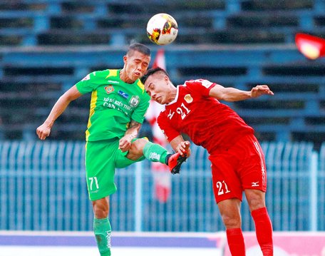 XSKT Cần Thơ (áo xanh) vừa có chiến thắng 2-1 trước CLB TP Hồ Chí Minh.