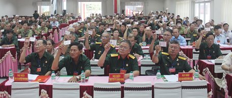 Các đại biểu biểu quyết bầu Đoàn Chủ tịch trong phiên trù bị chiều 21/9.