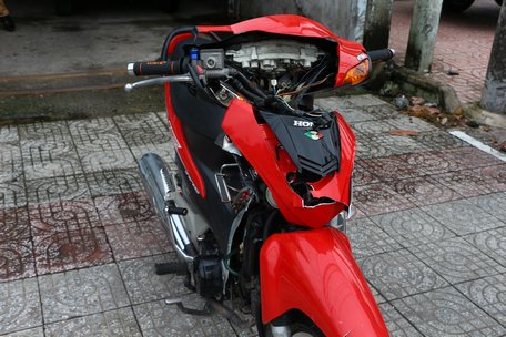 Đầu chiếc xe bị hư hỏng hoàn toàn.