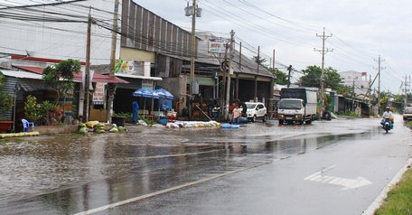 Một số hộ dân “đắp bờ bao” ngăn nước tràn vào nhà.