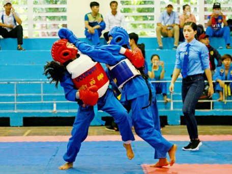 Huỳnh Nguyên (Mang Thít, phải) thắng Hoài Linh (Trà Ôn) ở hạng cân 48kg.
