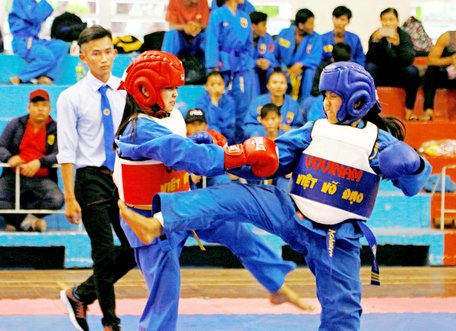 Ân Giao (TP Vĩnh Long, trái) gặp Đức Anh (Long Hồ) ở hạng cân 54kg của nam.
