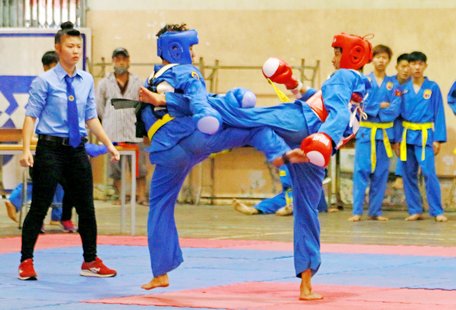 Mỹ Huyền (Tam Bình, trái) thắng Song Nhi (TX Bình Minh) ở hạng cân 48kg.