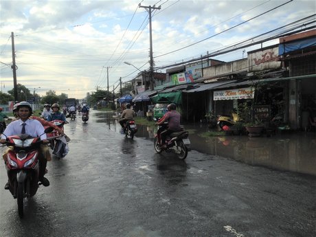 Một người dân ăn mặc lịch sự “hú hồn” vì qua được đoạn đường “đau khổ” mà quần áo không bị vấy bẩn. 