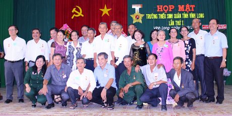 Tập thể giáo viên, học sinh lớp 6 trường chụp ảnh lưu niệm sau hơn 40 năm gặp lại