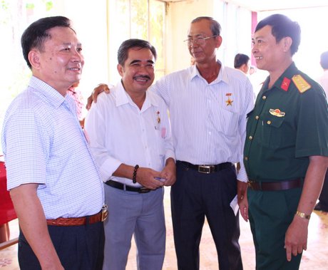 Tay bắt, mặt mừng sau mấy chục năm gặp lại anh em, bạn bè