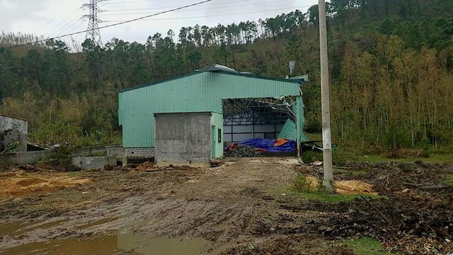 Khu nhà kho bị bão số 10 làm lộ ra chứa hóa chất – Ảnh: QUỐC NAM
