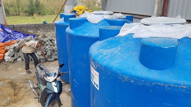Ba bể chứa lớn trong kho này vừa được niêm phong và bịt kín để tránh rò rỉ - Ảnh: QUỐC NAM