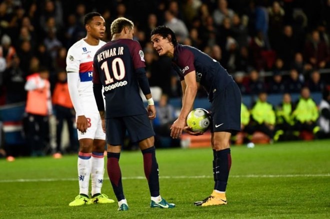 Neymar và Cavani tranh nhau đá penalty. (Nguồn: Getty Images)