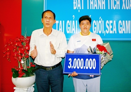 Ông Nguyễn Thanh An- Phó Giám đốc Sở Văn hóa, Thể thao và Du lịch trao thưởng cho VĐV Nguyễn Thị Hồng Thương (Điền kinh).