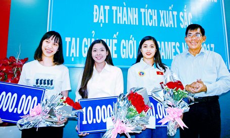 Ông Nguyễn Văn Thanh- nguyên Phó Chủ tịch UBND tỉnh trao tiền thưởng của mạnh thường quân cho 3 VĐV (trái sang): Trương Thị Kim Tuyền, Nguyễn Ngọc Trâm và Phùng Thị Hồng Thắm.