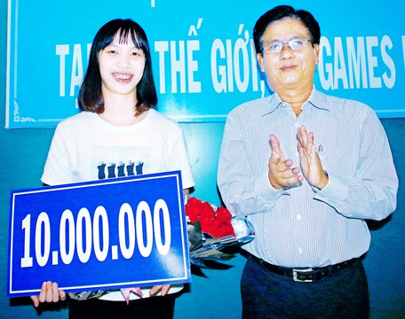 Ông Lê Thanh Tuấn- Giám đốc Sở Văn hóa, Thể thao và Du lịch trao thưởng cho VĐV Trương Thị Kim Tuyền (Taekwondo).