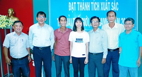 Lãnh đạo Sở Văn hóa, Thể thao và Du lịch cùng đại biểu chụp ảnh lưu niệm với VĐV Trương Thị Kim Tuyền.