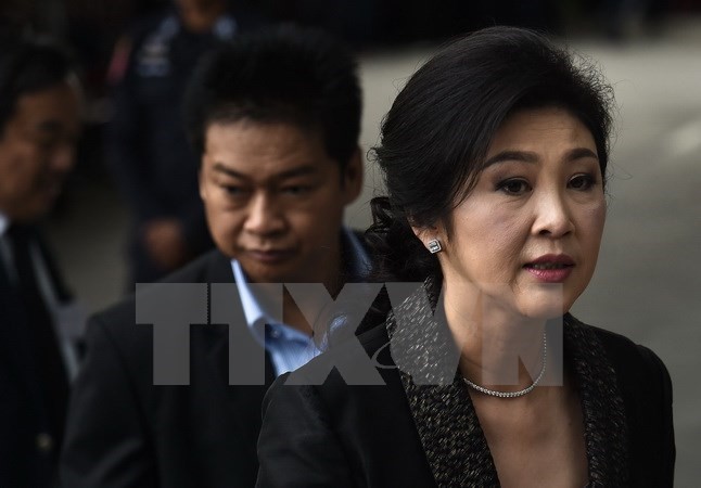 Cựu Thủ tướng Thái Lan Yingluck Shinawatra (phải) tại Tòa án tối cao ở thủ đô Bangkok ngày 1/8. (Nguồn: AFP/TTXVN)