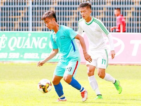 Pha tranh bóng của Minh Hoàng (10- Vĩnh Long, áo xanh) trước Minh Khanh (11, U21 XSKT Cần Thơ).
