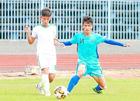Pha tranh bóng của Thanh Tùng (14- Vĩnh Long, áo xanh) trước Văn Thông (8, U21 XSKT Cần Thơ).
