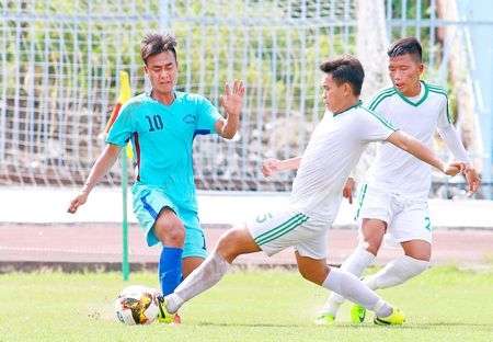 Pha tranh bóng của Minh Hoàng (10- Vĩnh Long, áo xanh) trước Minh An (5), Văn Khánh (2, U21 XSKT Cần Thơ).