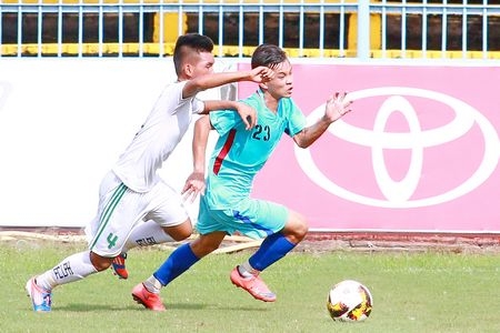 Phát Tài (23- Vĩnh Long, áo xanh) trước hậu vệ Sĩ Hùng (4, U21 XSKT Cần Thơ).