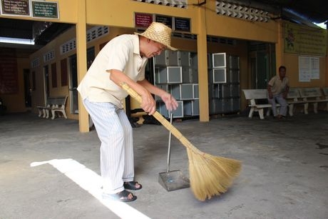 Ông Phạm Văn Tý (ở Mái ấm Long Thành) dành thời gian rảnh lên chùa tụng kinh, quét dọn mái ấm, lau bàn ghế.