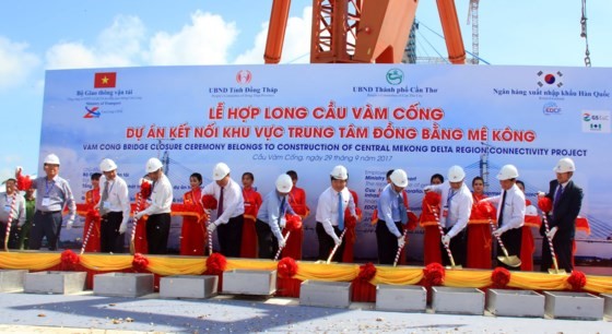 Lễ hợp long cầu Vàm Cống vào sáng 29-9. Ảnh: ÁNH NGUYỆT