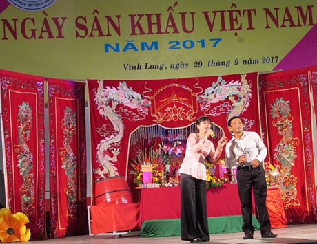 Tiết mục văn nghệ trong đêm kỷ niệm.