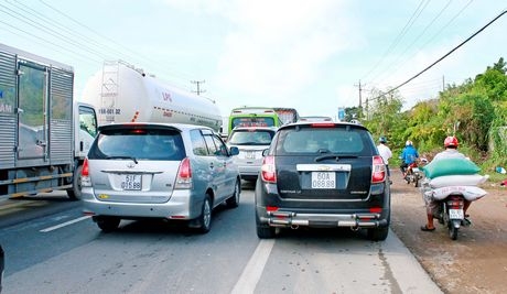 Nhiều xe ô tô đã chạy lấn sang phần đường giành cho xe mô tô, làm ảnh hưởng phân luồng giao thông.