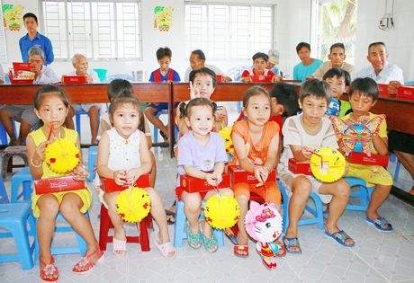 Các em vui nhận lòng đèn Trung thu. 