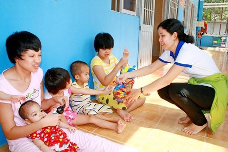 Những phần quà được trao tặng cho các bé khuyết tật.