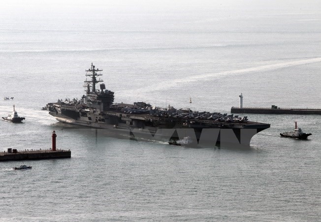 Tàu sân bay USS Ronald Reagan của Mỹ cập cảng ngoài khơi phía Đông Nam thành phố Busan, Hàn Quốc. (Nguồn: EPA/TTXVN)