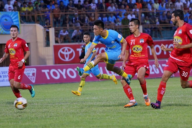 Lâm Ti Phông ghi ba bàn vào lưới Hoàng Anh Gia Lai. (Nguồn: Thanhnien.vn)