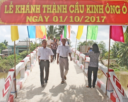 Đoàn tham quan cầu kinh Ông Ó tại lễ khánh thành. 