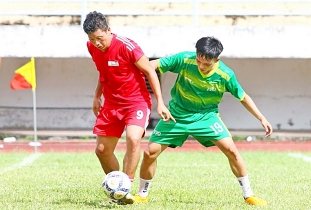  Trận chung kết bóng đá nam, Long An (áo đỏ) thắng Kiên Giang 3-0.