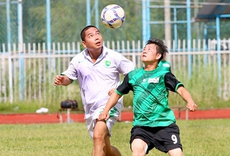  Trận tranh hạng ba bóng đá nam, Trà Vinh (áo trắng) thắng Cần Thơ 3-1.
